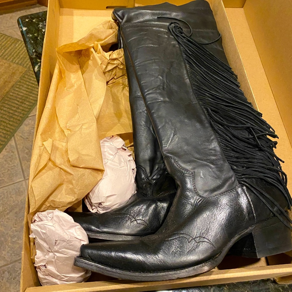 BNIB -size 6 gorgeous black  cowboy boots
